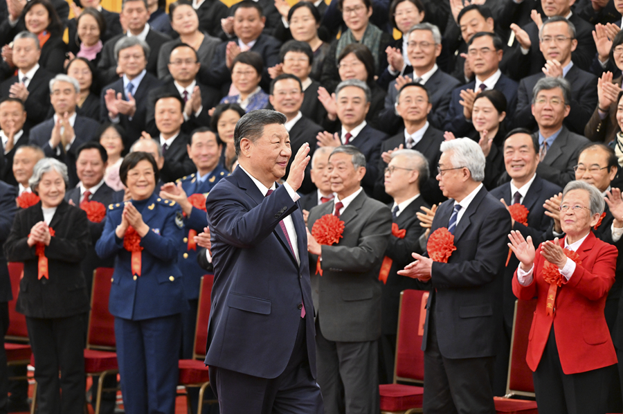 12月31日,党和国家领导人习近平、蔡奇、丁薛祥等在北京人民大会堂接见全国离退休干部先进集体和先进个人受表彰代表。这是习近平向代表挥手致意。