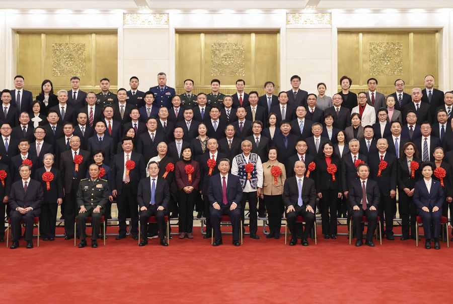 12月31日,党和国家领导人习近平、蔡奇、丁薛祥等在北京人民大会堂接见全国离退休干部先进集体和先进个人受表彰代表。