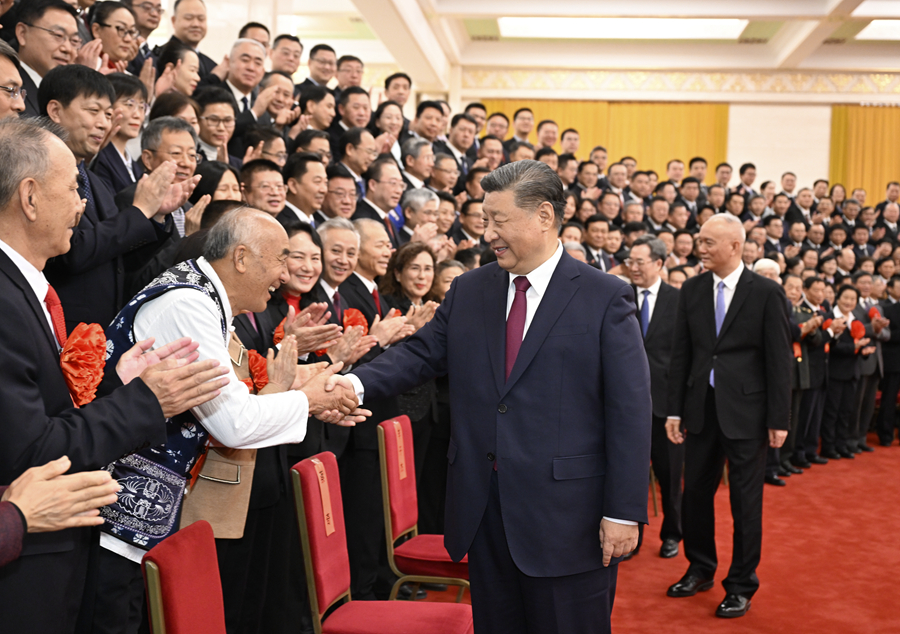 12月31日,党和国家领导人习近平、蔡奇、丁薛祥等在北京人民大会堂接见全国离退休干部先进集体和先进个人受表彰代表。